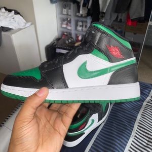 Dead stock Air Jordan 1 mid pine green size 5Y